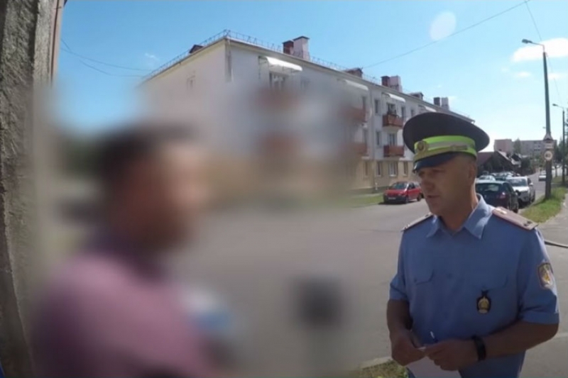 Посигналил - лишился прав. Видео: начальник ГАИ наказывает водителя на дороге