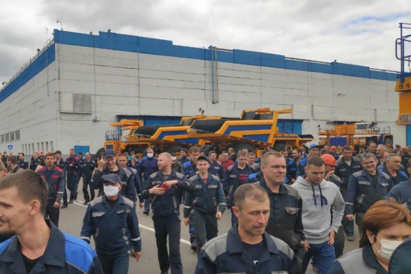 Лукашенко: "Вы сегодня не произведете 10 тракторов, не поставите на рынок, завтра немцы приедут с американцами, привезут свою технику россияне"