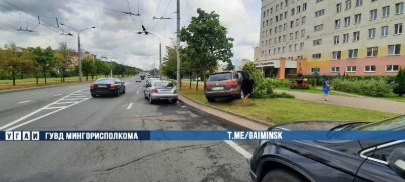 Видео: в Минске Volkswagen "снес" дерево и ударил стоявший Citroen
