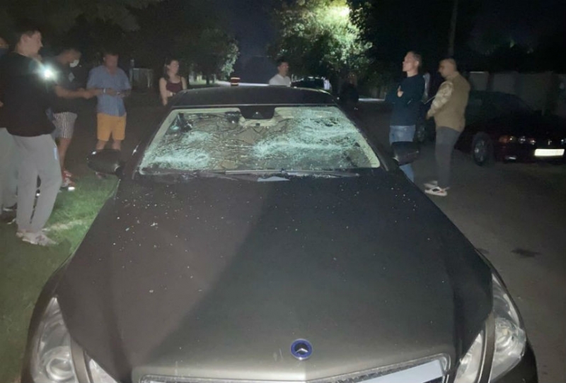 Жители Барановичей рассказали, как силовики громили дубинками их автомобили