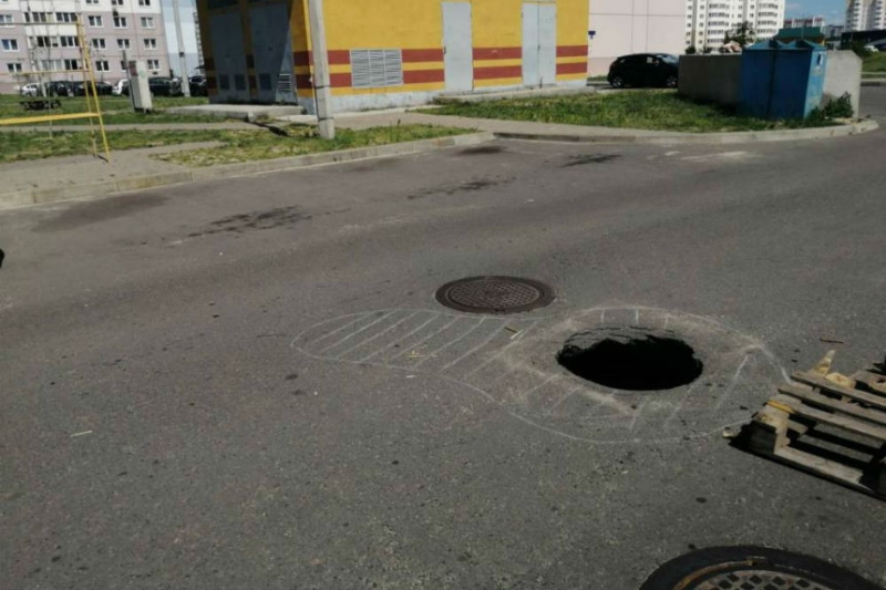 Гомельчанин залез в яму, чтобы привлечь внимание к проблеме во дворе. И сработало!