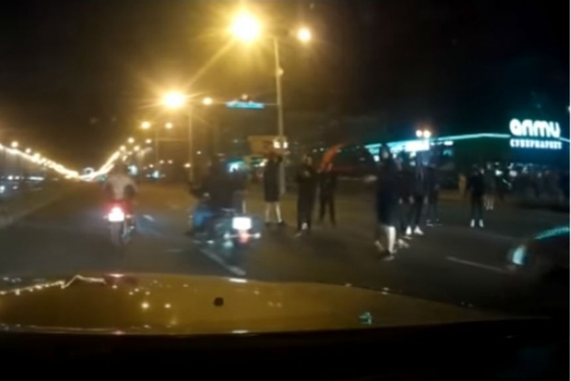 Видео: в лобовое стекло автомобиля "Стрелы" бросили камень