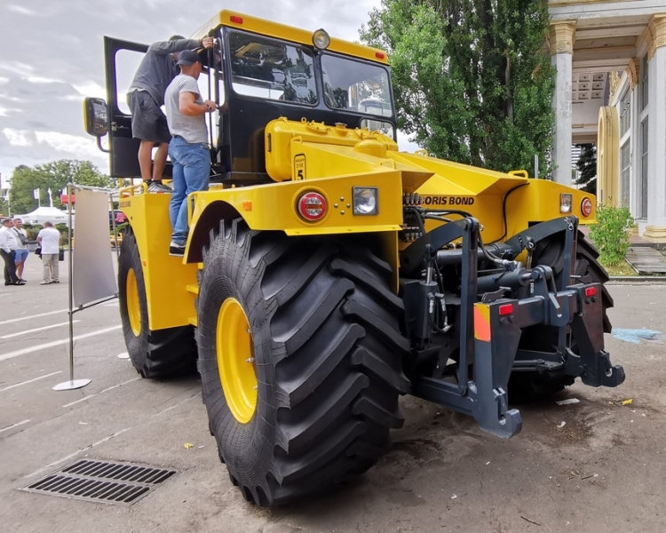 Сверхмощный украинский трактор на шасси советского К-700 “Кировец” презентовали в Киеве