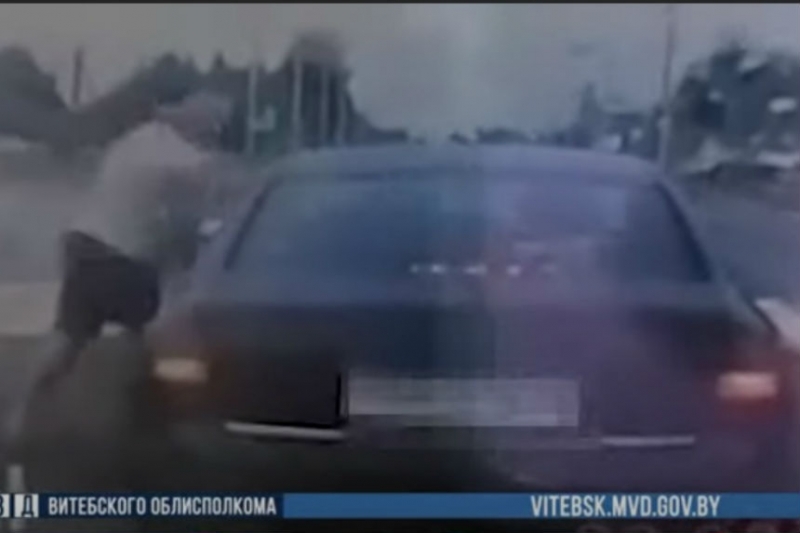 В Полоцком районе пешеход на зебре рукой разбил стекло автомобиля