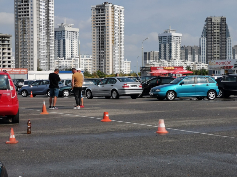Жив, курилка? Репортаж с авторынка в Ждановичах