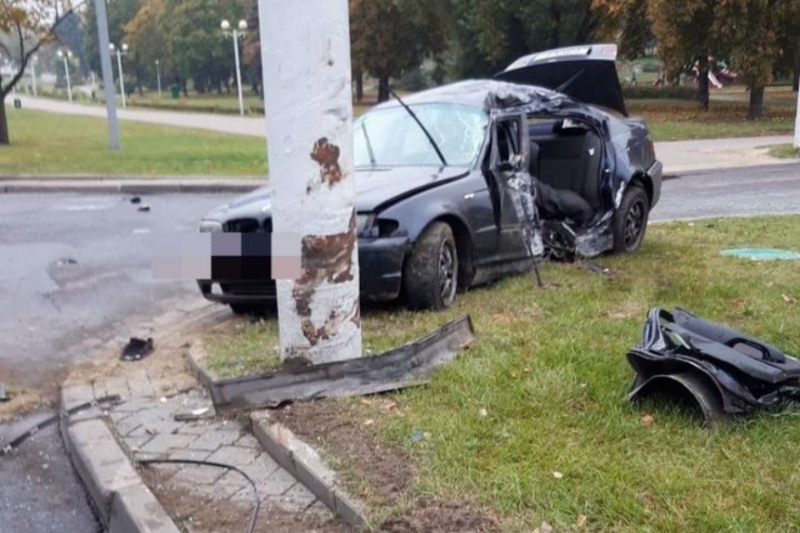 В Минске BMW врезался в столб – водитель умер