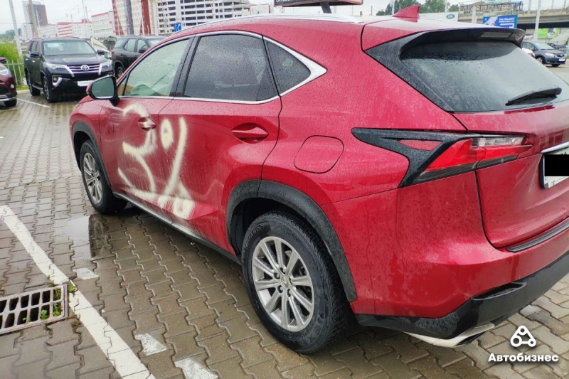 Вандалы изрисовали и поцарапали Lexus в Минске