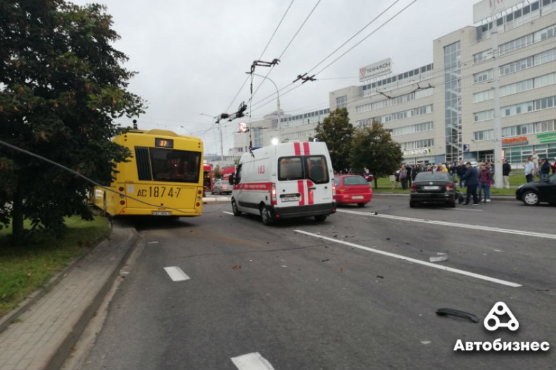 Видео: автобус выехал на встречку и "снес" столб в Минске