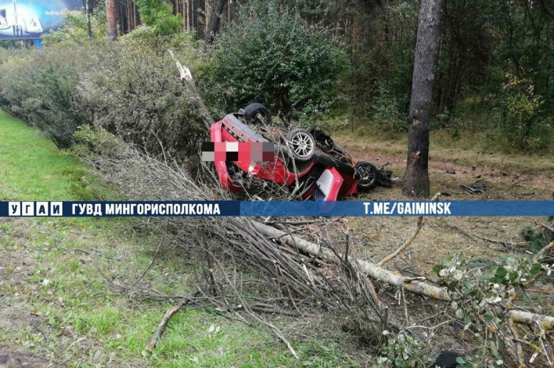 На МКАД Volvo ушел в занос и опрокинулся на крышу в кювет – есть пострадавший