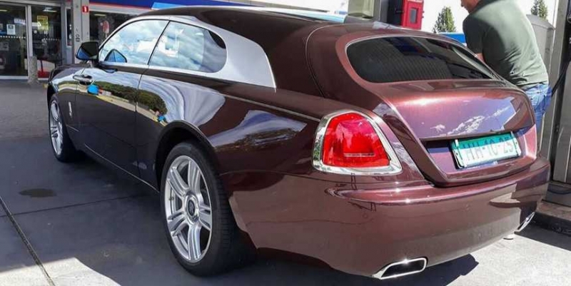 На дорогах заметили необычный трехдверный универсал Rolls-Royce