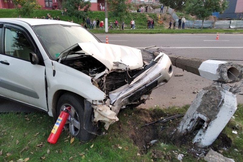 Автопоезд DAF отправил в столб Toyota RAV4 в Витебске