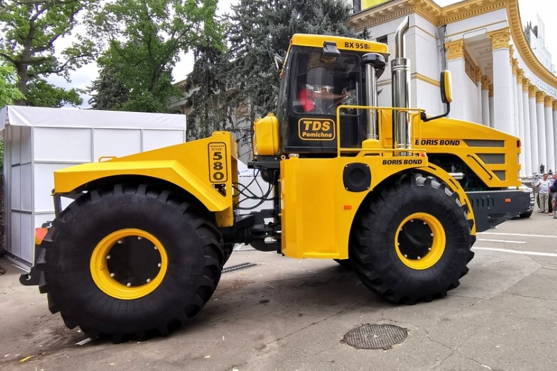 Сверхмощный украинский трактор на шасси советского К-700 “Кировец” презентовали в Киеве