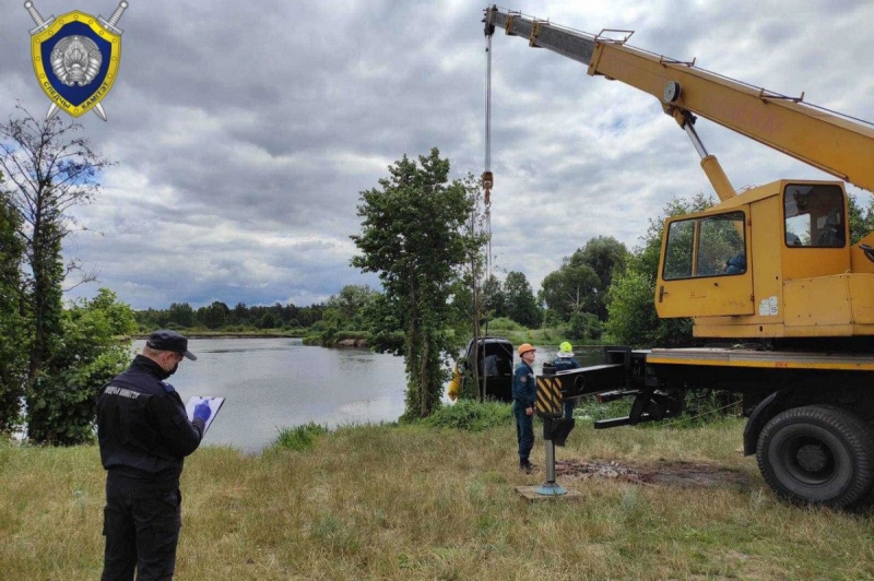 Под Брестом из воды извлекли автомобиль с телом парня
