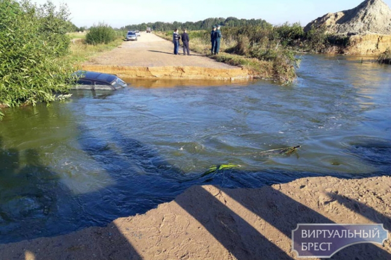 В Жабинковском районе прорвало дамбу - в воду упал автомобиль