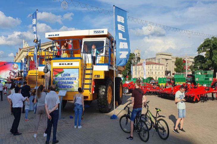 В центр Минска приехали гигантские машины. Посмотрели, как они выглядят