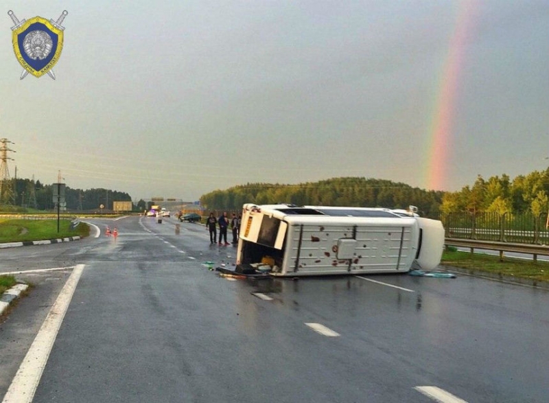 Опубликовано видео смертельной аварии под Логойском: Peugeot попал в поток воды и врезался в маршрутку