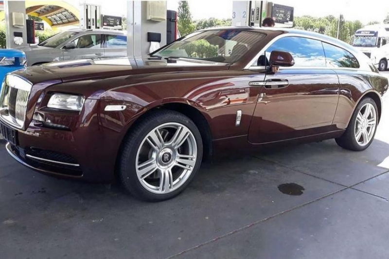 На дорогах заметили необычный трехдверный универсал Rolls-Royce