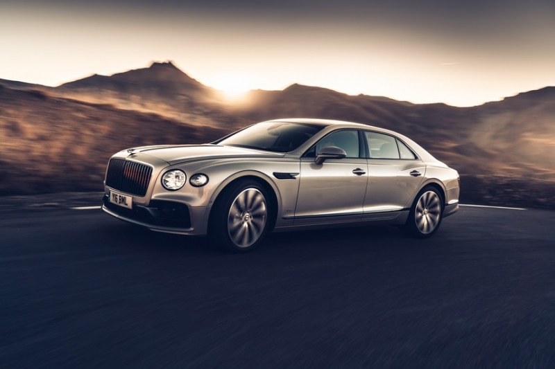 Салон флагманского седана Bentley приукрасят деревянными вставками с 3D-эффектом