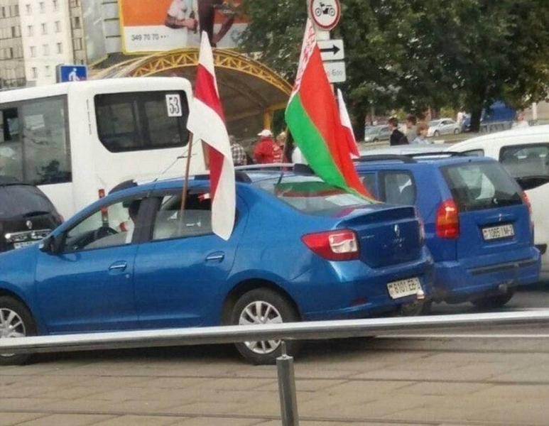 На дорогах появились машины без номеров и с государственными флагами. Что говорят ПДД?