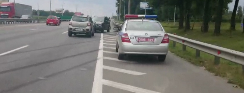 Повредил автомобили на МКАД и уехал, а догонявшему очевидцу грозит штраф за скорость. Что ждет участников аварии с преследованием