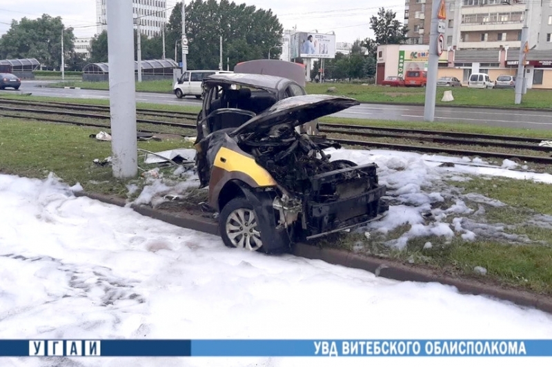 Резонансное ДТП с такси в Витебске - Kia Rio разорвало после удара о столб, начался пожар