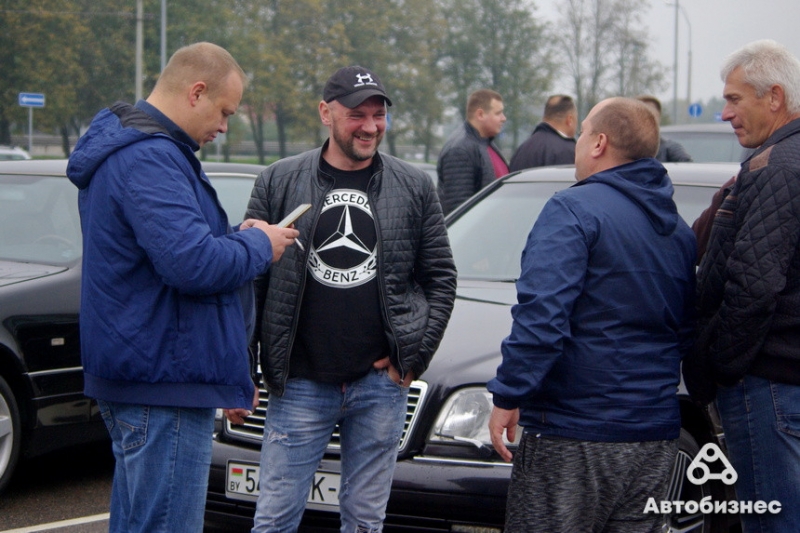 "Живые" машины либо продают в кругу знакомых, либо не продают вообще". Владельцы 140-х Mercedes собрались на встречу