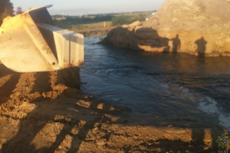 В Жабинковском районе прорвало дамбу - в воду упал автомобиль