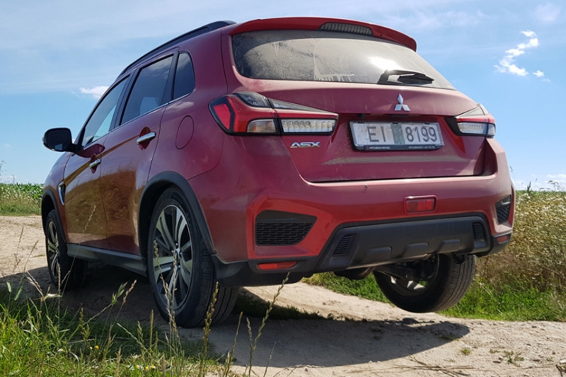 Японский, откуда не взгляни. Изучаем новый кроссовер Mitsubishi глазами потенциального покупателя
