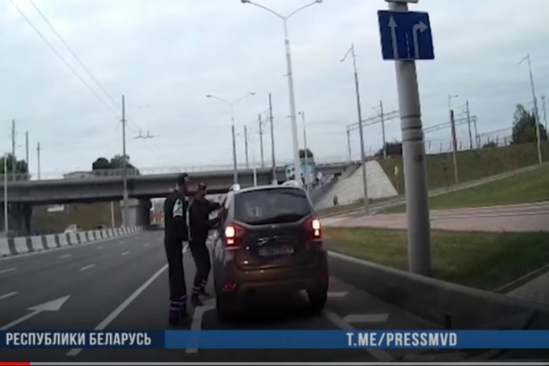 ГАИ преследовала автомобиль с семьей журналиста. МВД: водитель зажала руку инспектора и начала движение