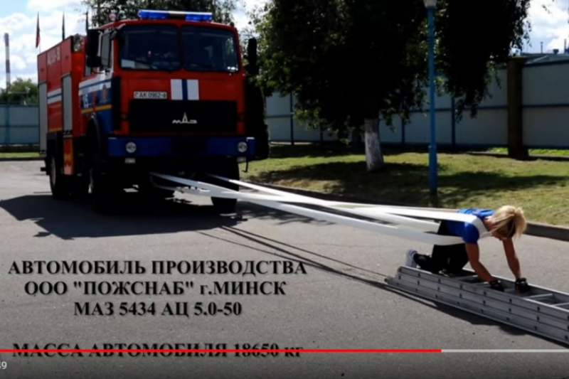 Девушка потянула за собой 18,5-тонный МАЗ МЧС. Это челлендж спасателей