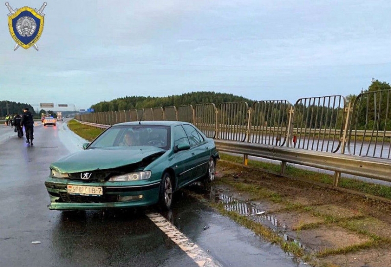 Опубликовано видео смертельной аварии под Логойском: Peugeot попал в поток воды и врезался в маршрутку