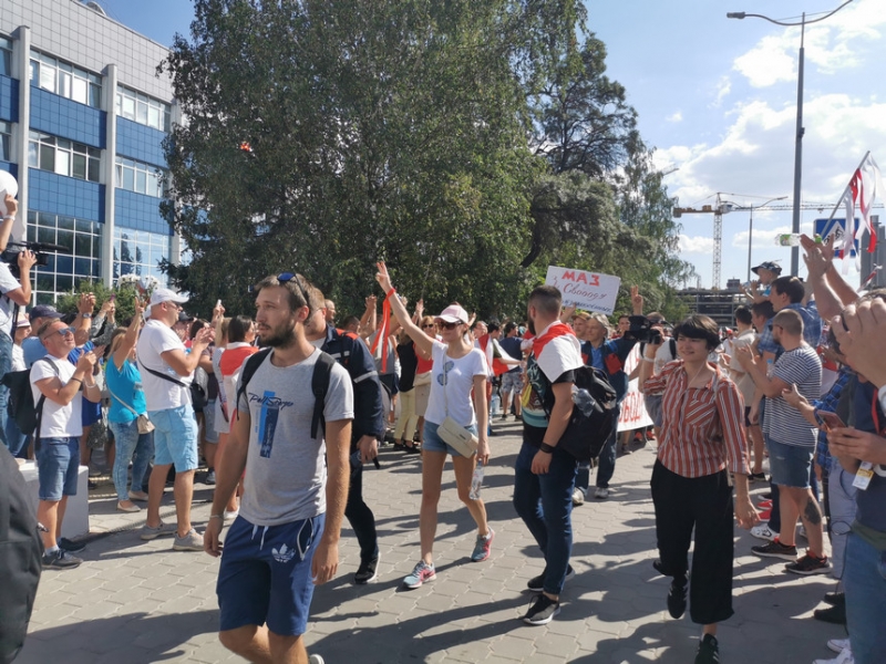 "Хотим показать позицию, а не остановить завод". Что происходит на белорусских предприятиях в понедельник?
