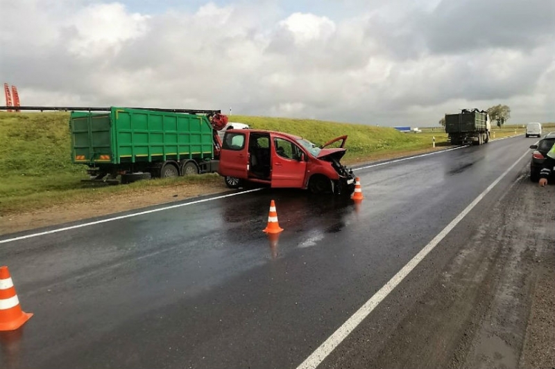 При съезде с М1 Peugeot попал под МАЗ – водитель серьезно пострадал