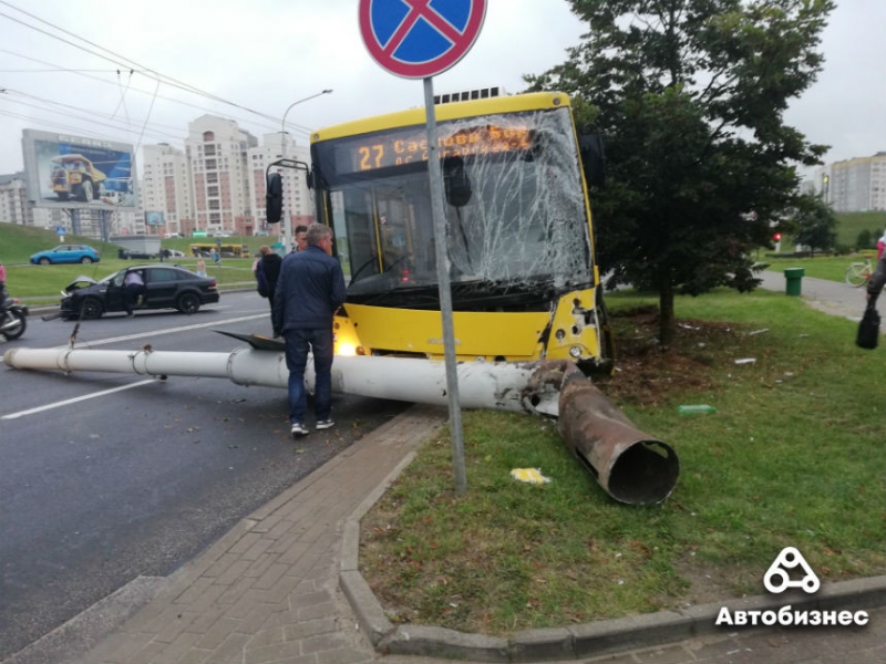 Видео: автобус выехал на встречку и "снес" столб в Минске